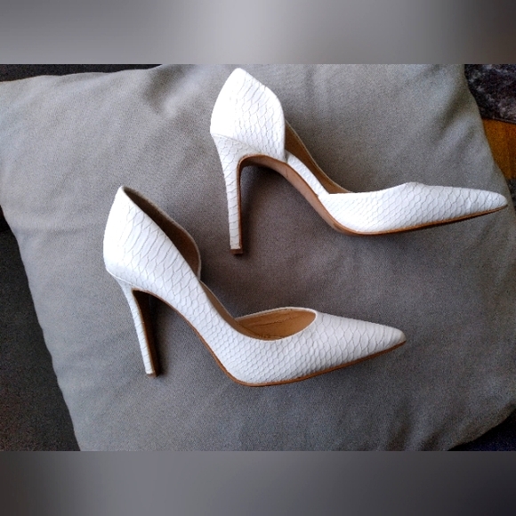 Jessica Simpson Shoes - Jessica Simpson white snake